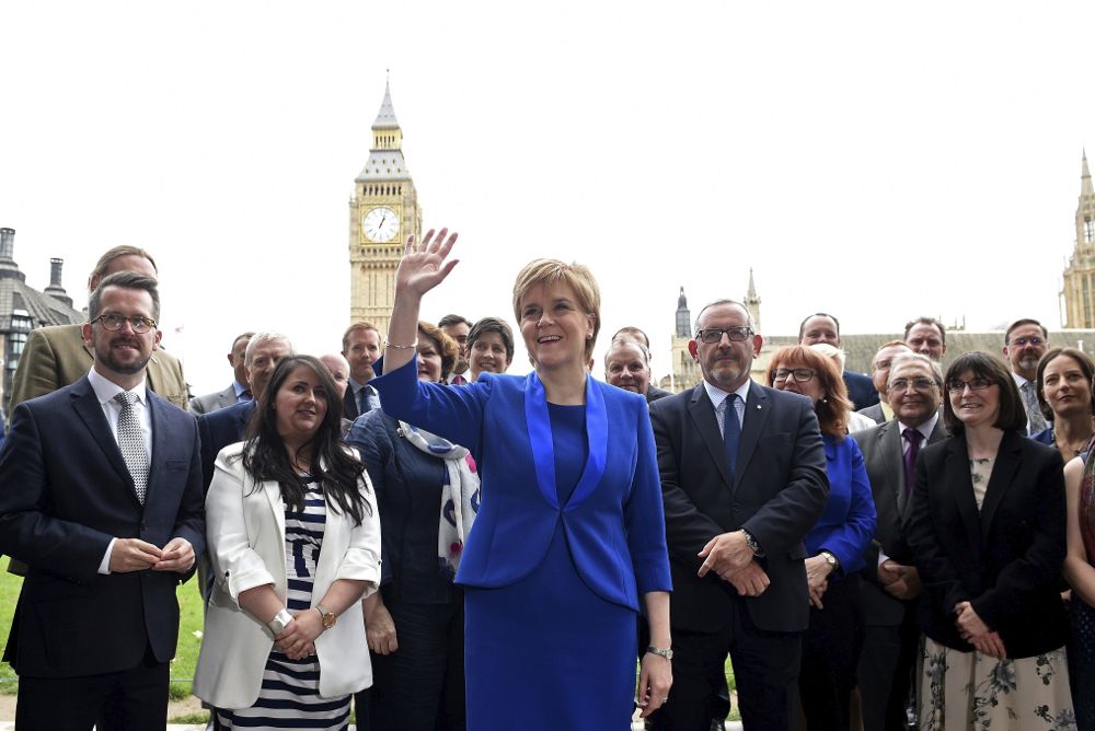 La ministra principal de Escocia, Nicola Sturgeon (c) posa con los miembros de su partido, el Partido Nacionalista Escocés, recientemente elegidos en el Parlamento de Londres.