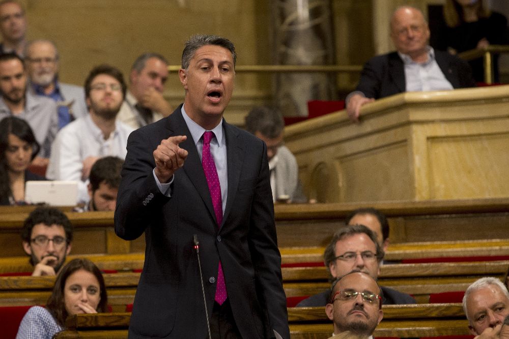 El lider del PPC, Xavier García Albiol, interpela al presidente de la Generalitat en el Parlament.
