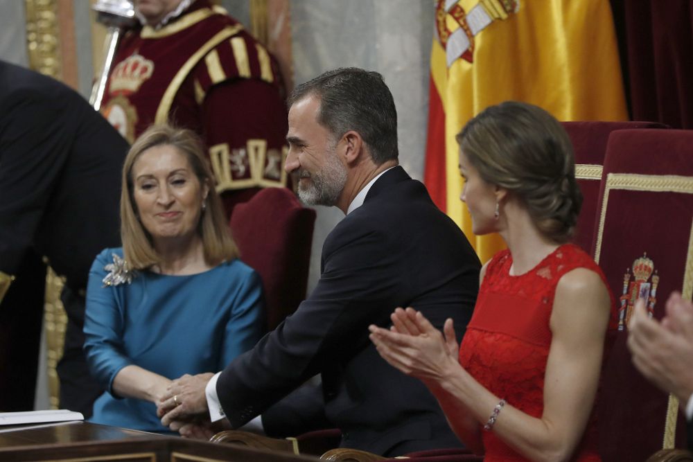 Don Felipe saluda a la presidenta del Congreso, Ana Pastor, tras el discurso que pronunció en el Congreso de los Diputados.