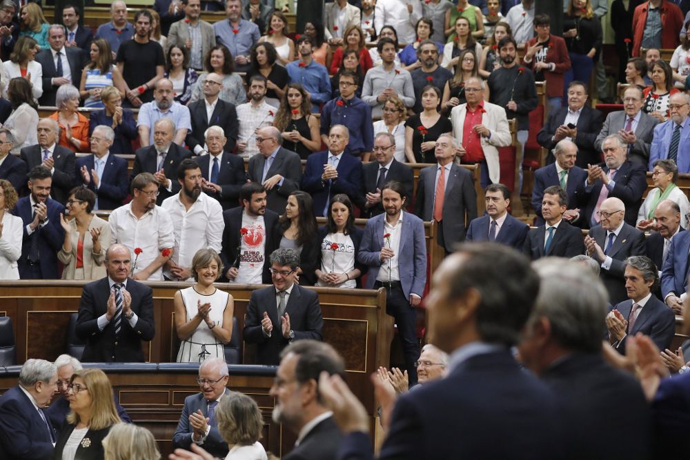 Los diputados de Unidos Podemos-En Comù Podem-En Marea, que se han levantado en el hemiciclo a la entrada de Felipe VI al acto del aniversario de las elecciones de 1977, pero no le han aplaudido.