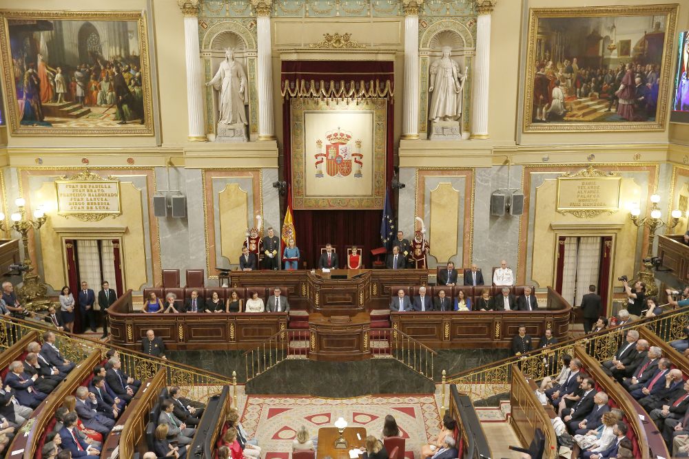Vista general del hemicíclo del Congreso de los Diputados donde los reyes han presidido hoy la sesión solemne de la conmemoración del 40 aniversario de las elecciones de 1977.