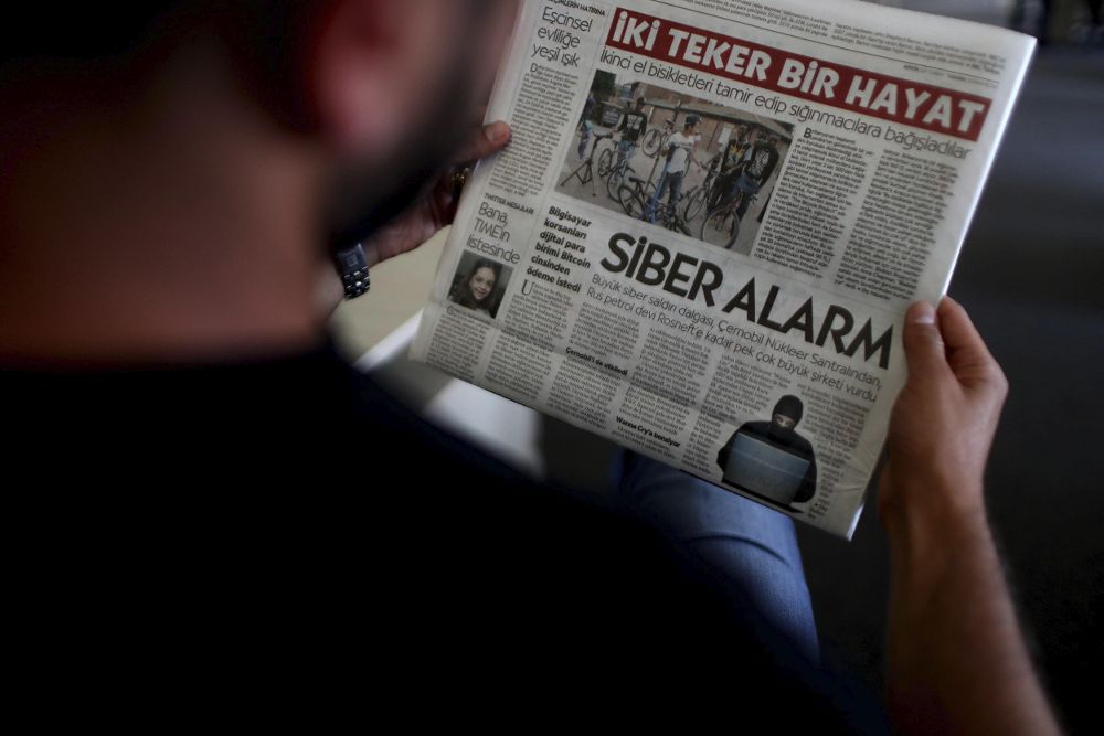 Un hombre lee un artículo sobre el ciberataque global en Estmabul (Turquía).