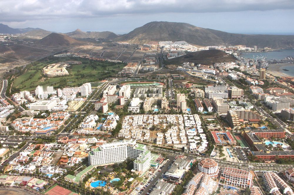 Vista parcial de Playa de las Américas, principal población turística de Tenerife.