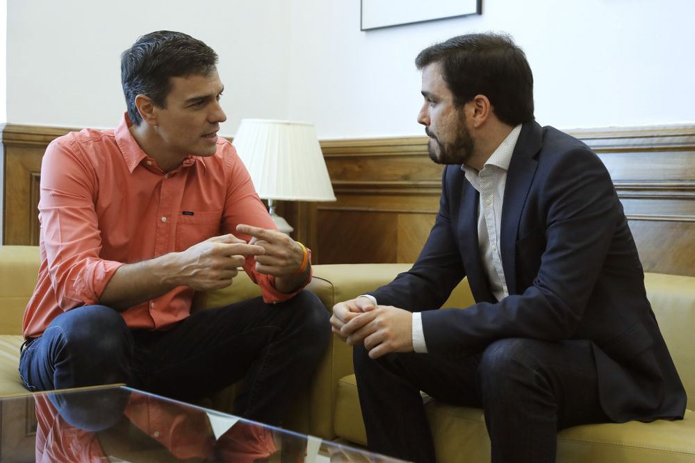 Pedro Sánchez (i), durante la reunión que ha mantenido con el coordinador general de IU, Alberto Garzón.