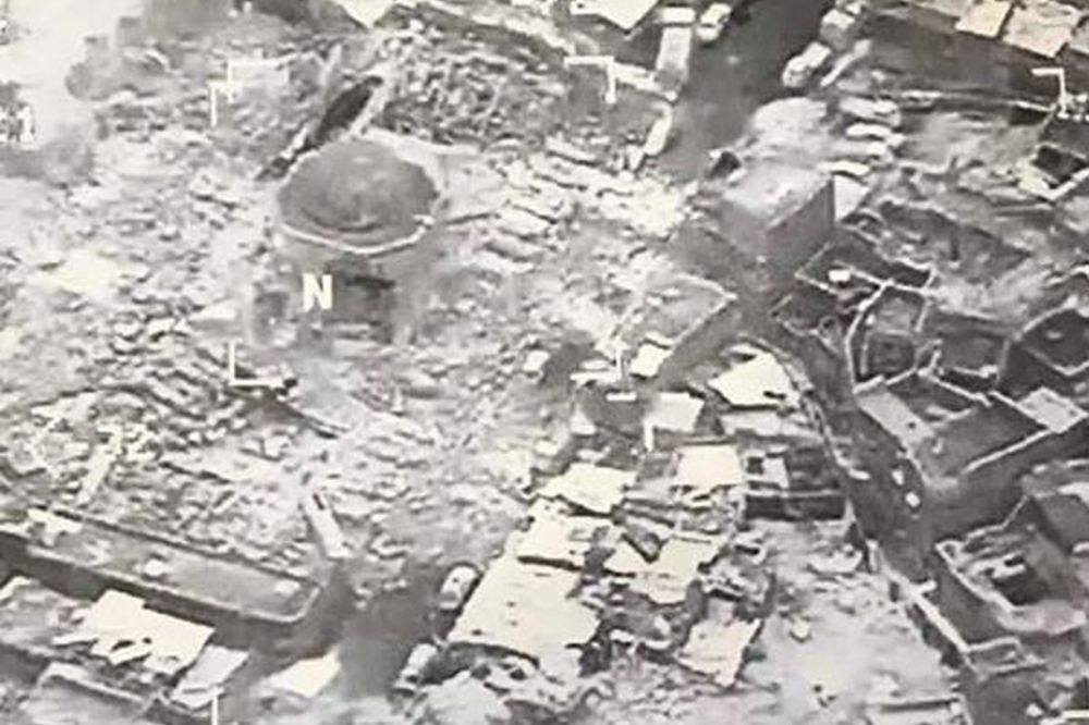 Fotografía aérea distribuida por la Fuerza de Tarea Conjunta Combinada que muestra los restos destruidos de la Gran Mezquita de al-Nuri en el oeste de Mosul, Irak.