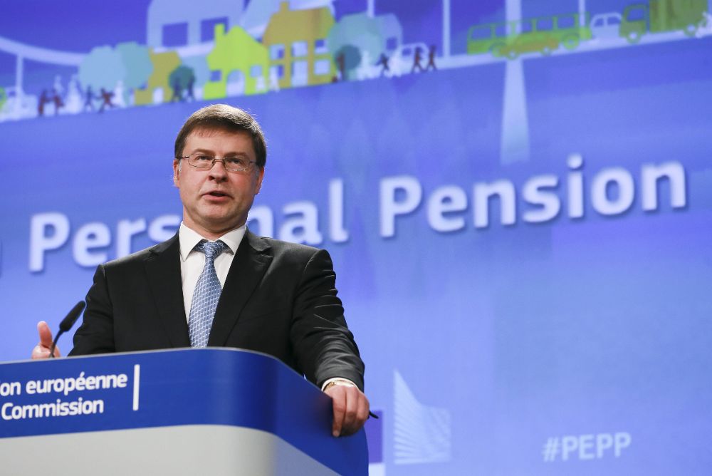 El vicepresidente de la Comisión Europea (CE) para el Euro y el Diálogo Social, Valdis Dombrovskis, presenta el régimen paneuropeo de las pensiones durante una rueda de prensa en Bruselas.