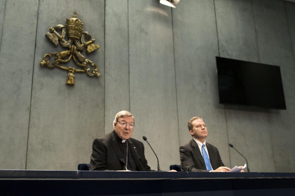 El cardenal australiano George Pell (i), ministro de Finanzas del Vaticano, y el portavoz vaticano, Greg Burke.