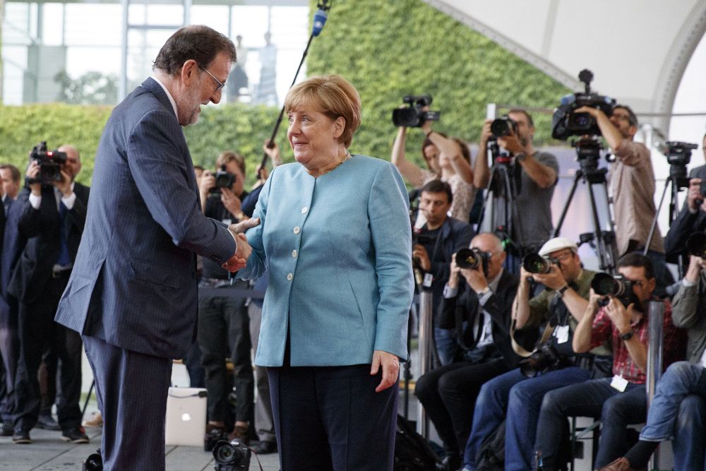 La canciller alemana, Angela Merkel, da la bienvenida al presidente del Gobierno español, Mariano Rajoy, a su llegada a la reunión.