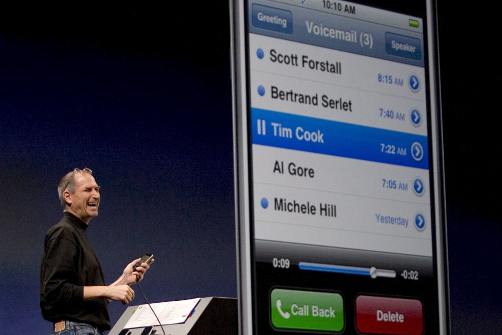 Fotografía de archivo fechada el 9 de junio de 2007 que muestra a Steve Jobs, el entonces presidente de Apple Inc., presentando el primer teléfono iPhone.