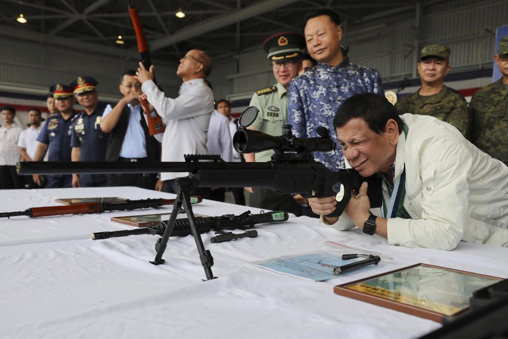 LR4A de fabricación china durante una ceremonia de entrega de armas en la base militar de Pampanga.