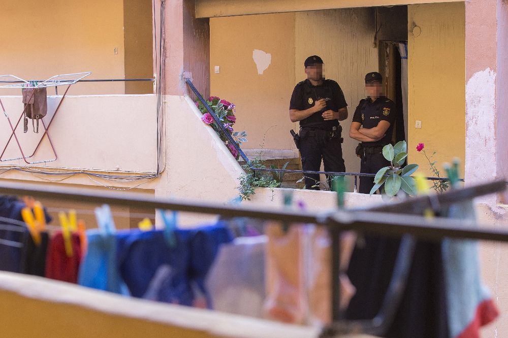 Dos policías en puerta de la vivienda del Pasaje Marroca, donde se produjeron los hechos.