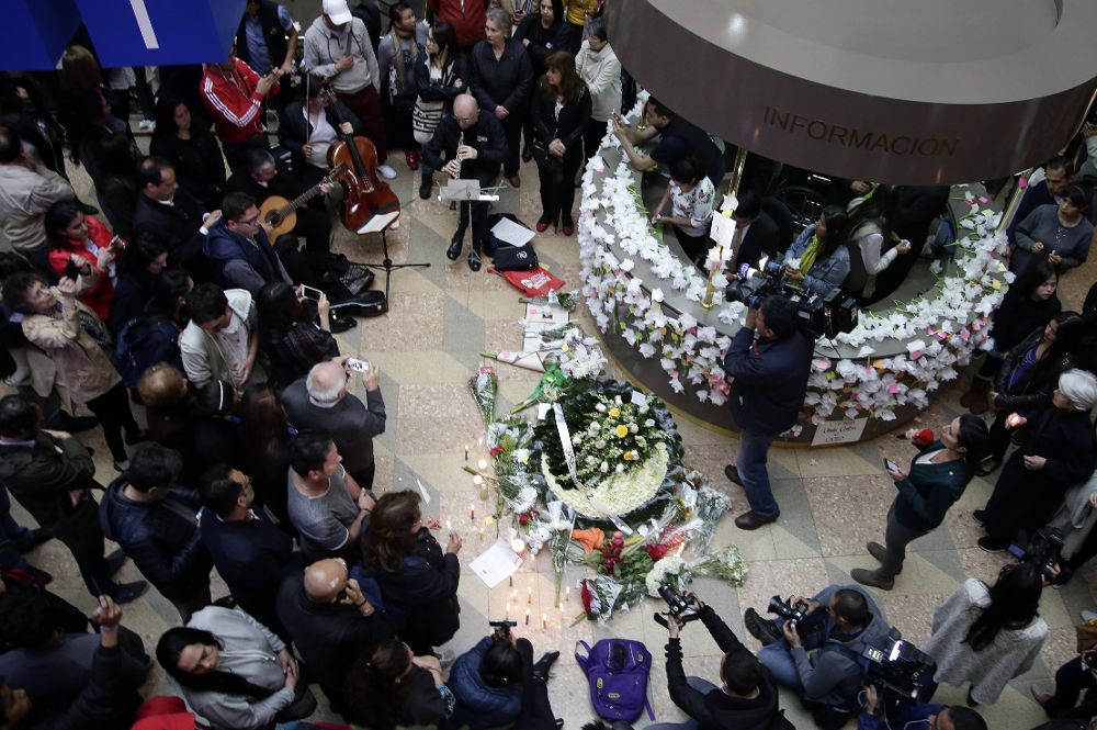 Visitantes al Centro Comercial Andino rinden homenaje a las víctimas del atentado.
