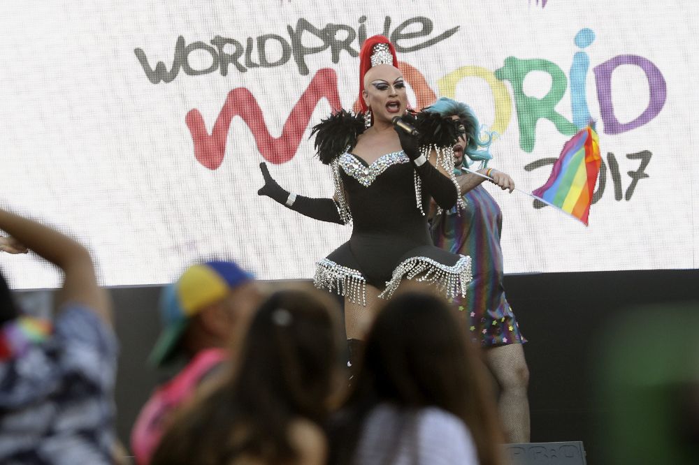 Actuación de La Plexy en la Plaza de Pedro Zerolo de Madrid, momentos antes del pregón del Orgullo Gay Mundial.