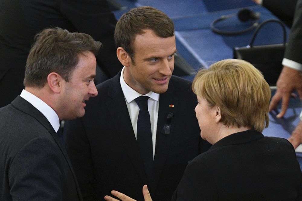 Angela Merkel con Xavier Bettel y Emmanuel Macron (C).