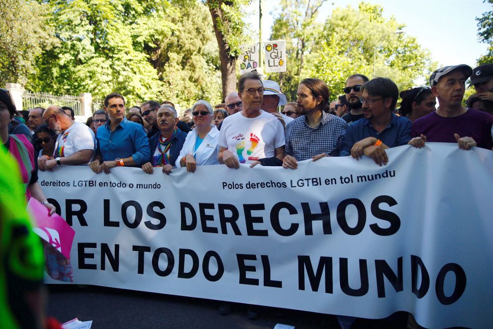 Los líderes de Ciudadanos, Albert Rivera (2i); Podemos, Pablo Iglesias (3d); el secretario general de UGT, José Alvárez (3i); el secretario general de UGT Madrid, Jaime Cedrún (4d), durante la mayor marcha del Orgullo Gay 2017.