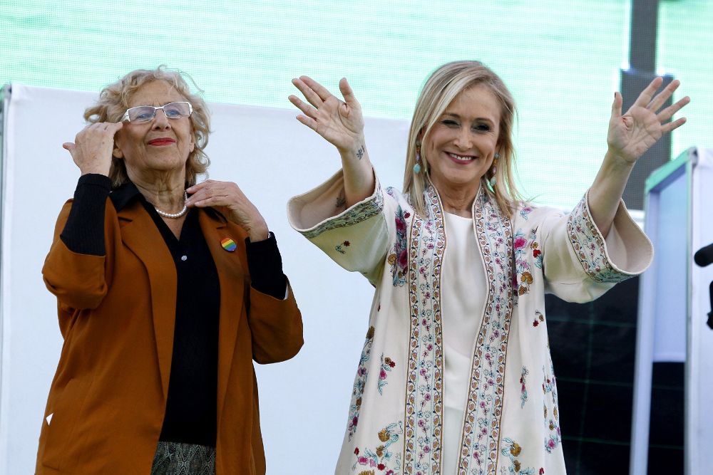 La alcaldesa de Madrid, Manuela Carmena (i) y la presidenta de la Comunidad de Madrid, Cristina Cifuentes, tras el manifiesto que las distintas asociaciones organizadoras del World Pride 2017 han ofrecido esta tarde en la Plaza de Colón de Madrid.