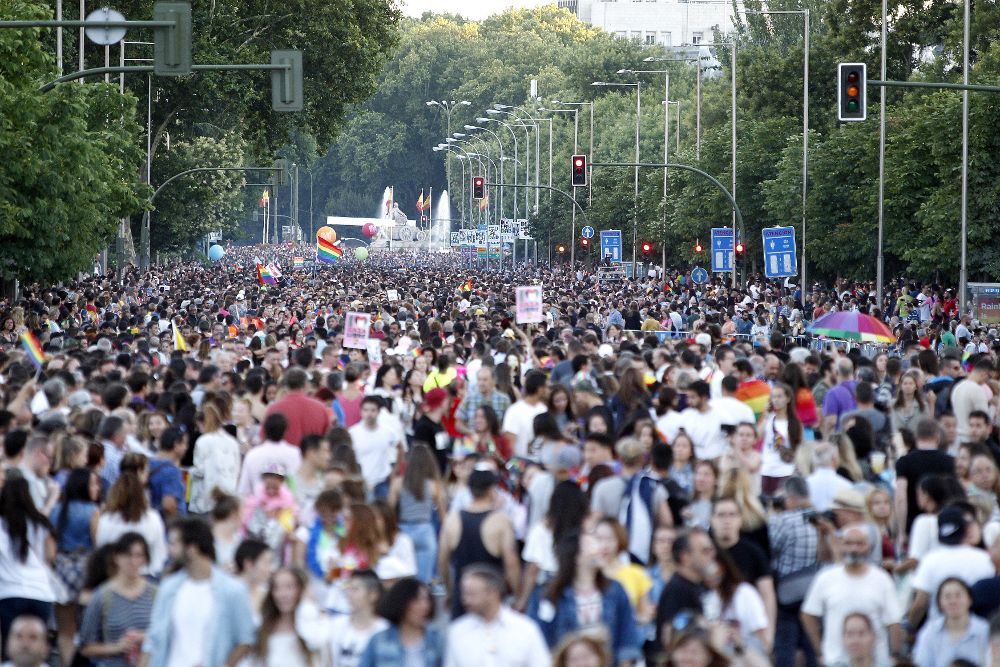 Miles de personas recorren esta tarde las calles de Madrid durante la manifestación del Orgullo Gay 2017 con el lema "Por los derechos LGTBI en todo el mundo".