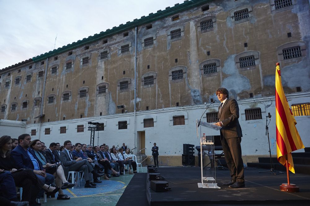 El presidente de la Generalitat, Carles Puigdemont durante la inauguración de la exposición "La Modelo nos habla" en la antigua prisión de La Modelo.