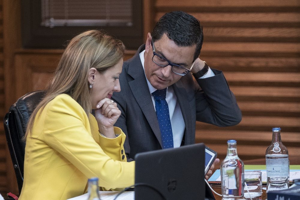 El vicepresidente y consejero de Obras Públicas del ejecutivo regional, Pablo Rodríguez, y la consejera de Hacienda, Rosa Dávila.