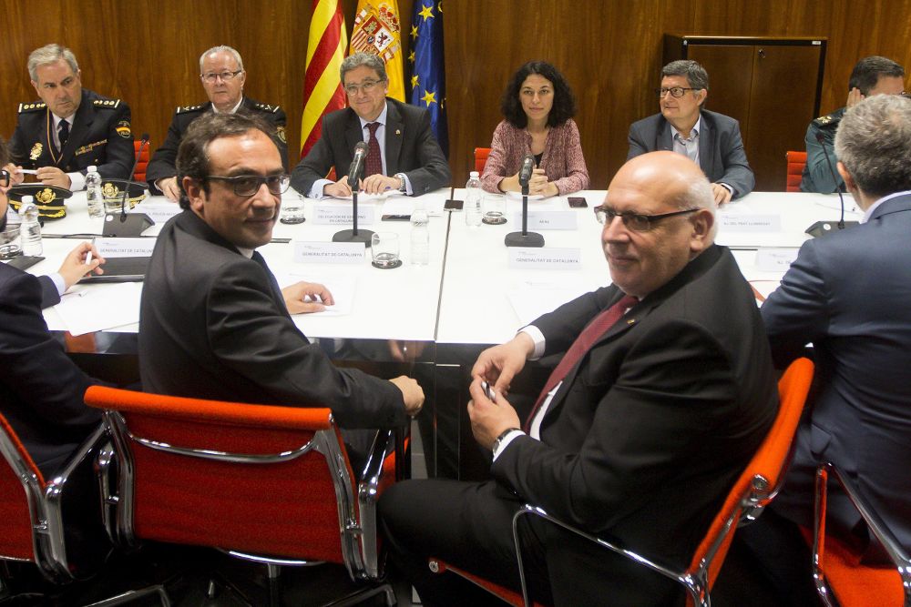 Jordi Baiget (d), en una reunión con el delegado del Gobierno en Cataluña y el conseller de Territorio y Sostenibilidad para abordar la situación de los controles fronterizos en el aeropuerto de Barcelona.