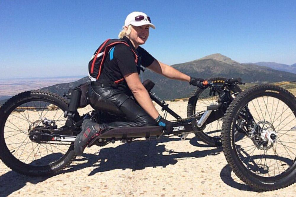 Imagen de la atleta paralímpica Gema Hassen-Bey con la bicicleta adaptada que le robaron el pasado sábado.