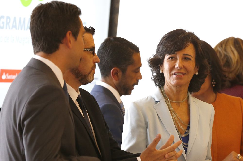 La presidenta del Banco Santander Ana Botín (d).