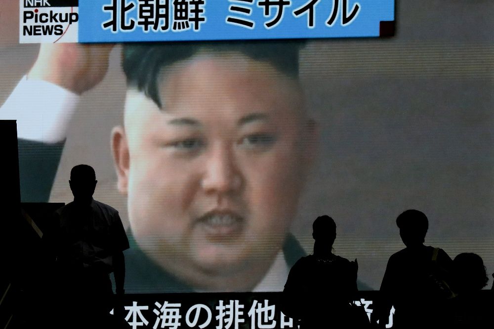 Kim Jong-un informa del lanzamiento de un misil.