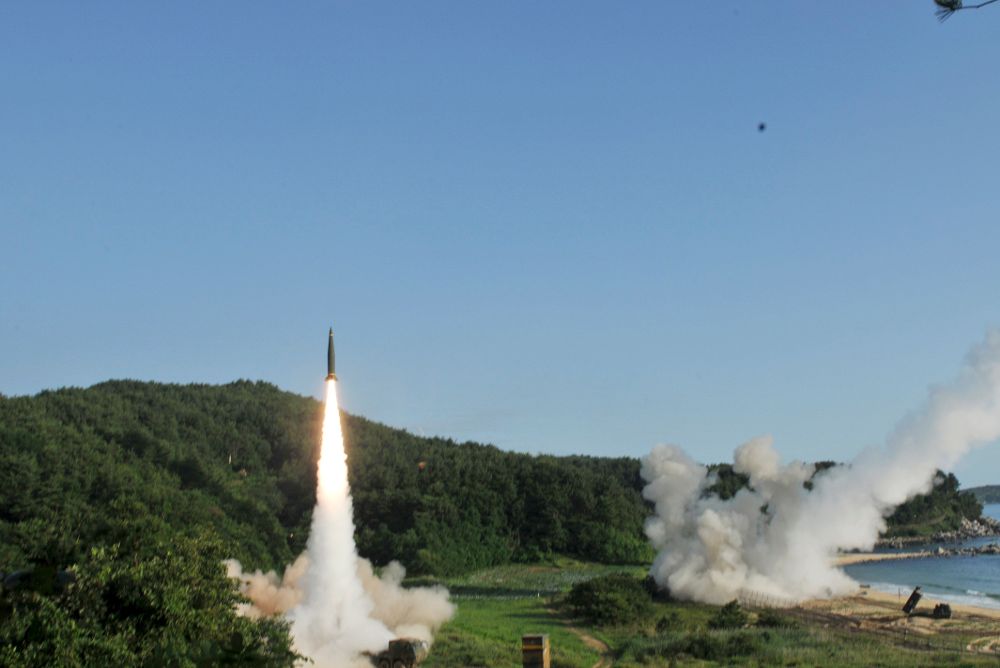 Fotografía cedida por las Fuerzas de Estados Unidos en Corea del Sur (USFK) y el 8° Ejército, muestra el lanzamiento de un misil, dentro del Mar del Este, durante el ejercicio conjunto de capacidad de lanzamiento de precisión entre Corea del Sur y Estados Unidos, en la costa este de Corea del Sur, hoy, miércoles 5 de julio de 2017.