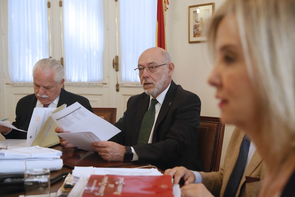 El fiscal general del Estado, José Manuel Maza (c), junto al teniente fiscal del Tribunal Supremo (TS), Luis Navajas (i), y la fiscal de Andalucía, Ana Tárrago.