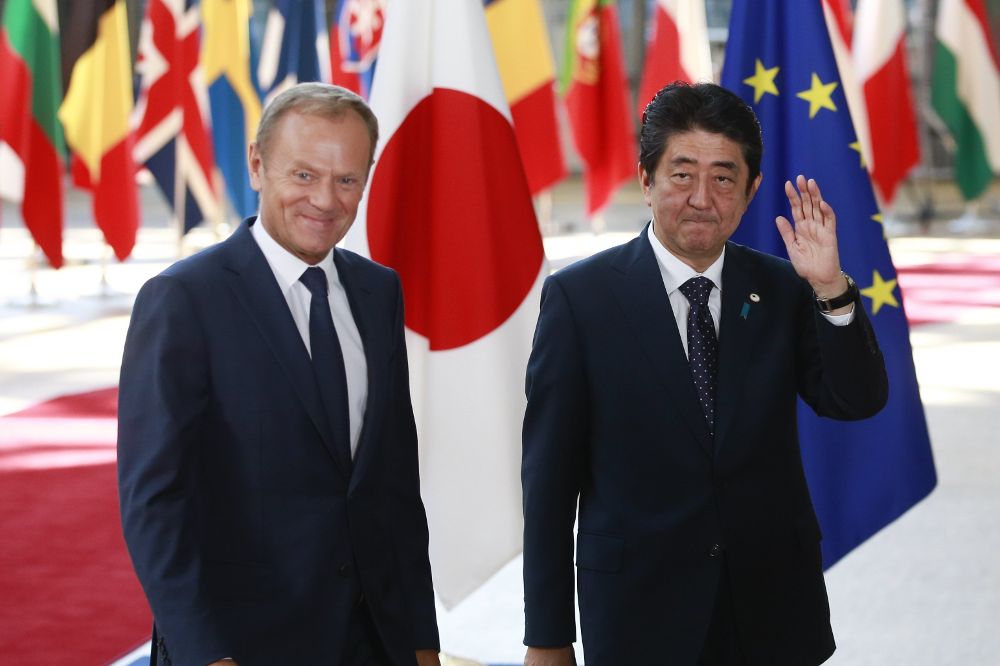 El presidente del Consejo Europeo, Donald Tusk (i) y el primer ministro japonés, Shinzo Abe.