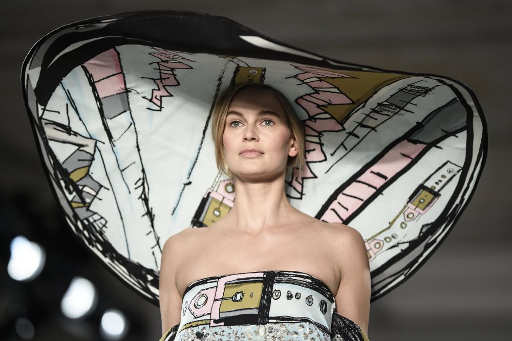 Una modelo presenta una creación de la diseñadora Edda Gimnes durante el desfile "Diseñador del Mañana" dentro de la Semana de la Moda de Berlín celebrado hoy, 6 de julio de 2017, en Berlín (Alemania). El escaparate de moda berlinés tendrá lugar hasta el próximo 7 de julio.