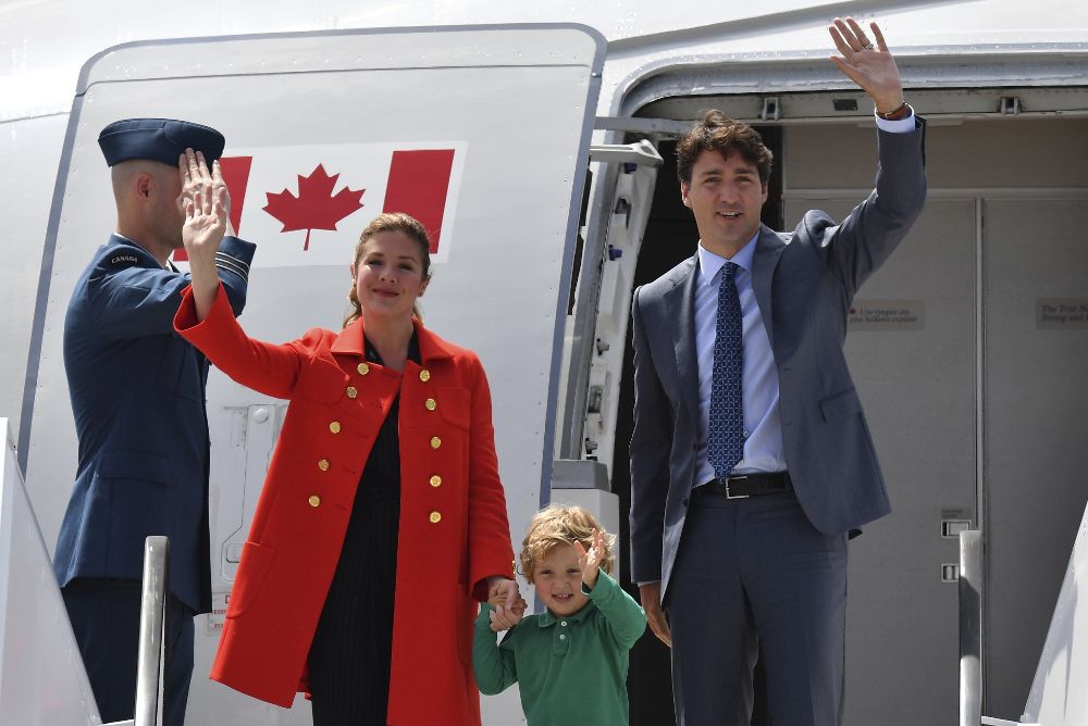 El primer ministro de Canadá, Justin Trudeau (d), su esposa, Sophie Trudeau (2-i), y su hijo Hadrien.