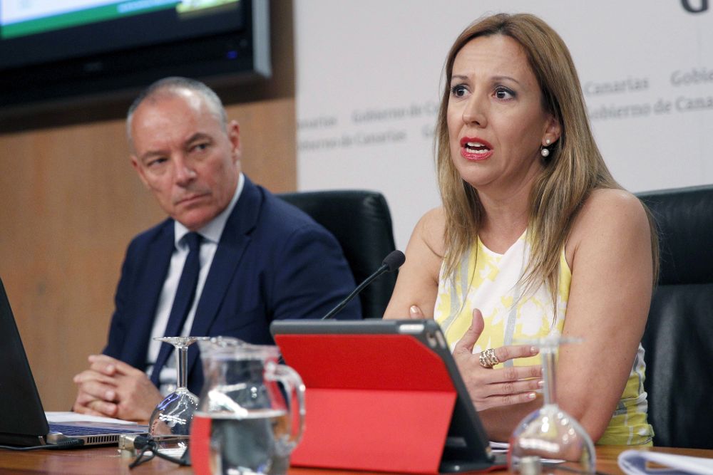 La consejera de Hacienda del Gobierno de Canarias, Rosa Dávila, acompañada del viceconsejo de Hacienda y Planificación, Luis Padilla.