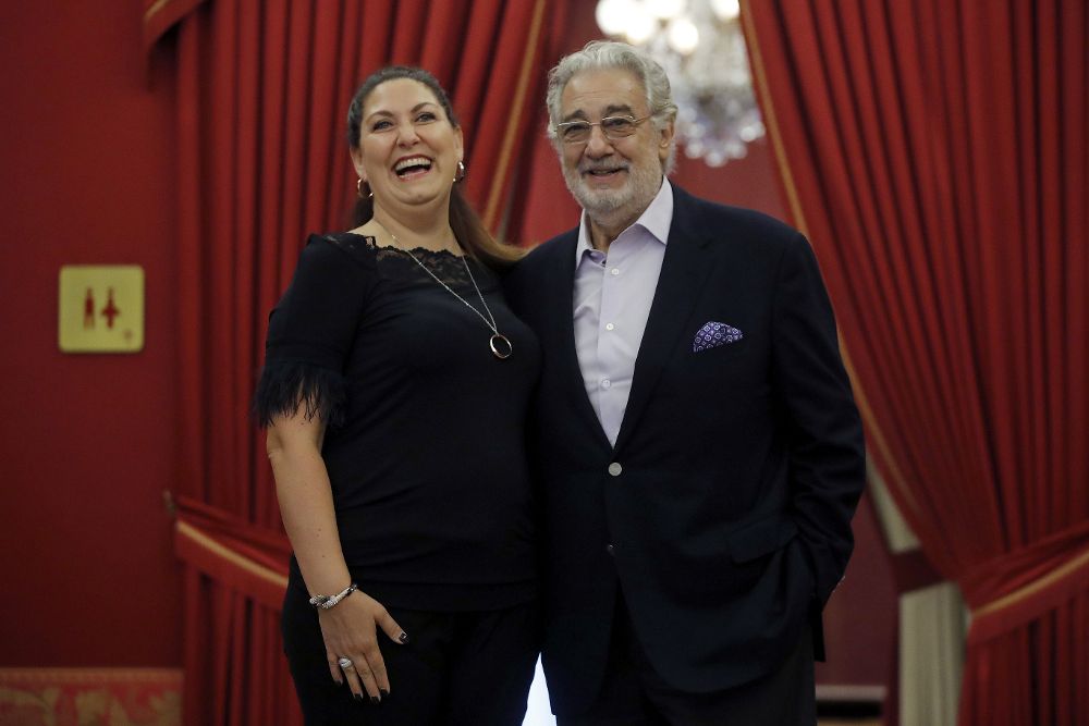 Plácido Domingo con la soprano italiana Anna Pirozzi (i).