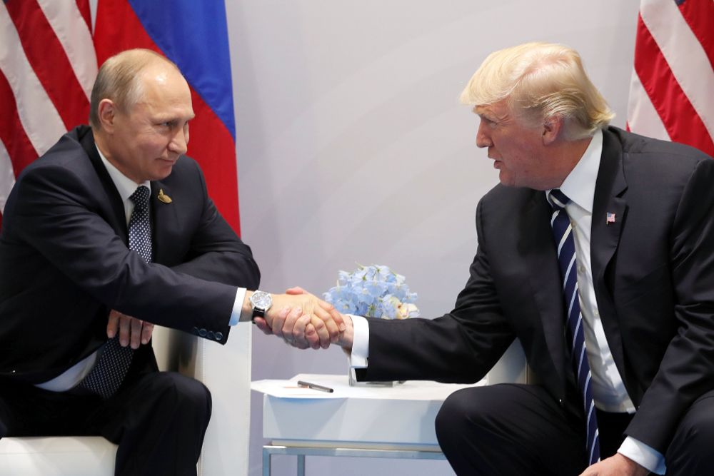 El presidente ruso, Vladímir Putin, conversa con el presidente estadounidense, Donald J. Trump (d).