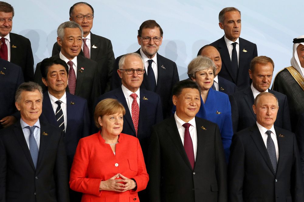 El presidente del Gobierno español, Mariano Rajoy (c-fila superior), posa para la foto de familia junto al resto de dirigentes participantes en la cumbre de líderes de estado y gobierno del G20, en Hamburgo (Alemania) hoy, 7 de julio de 2017.