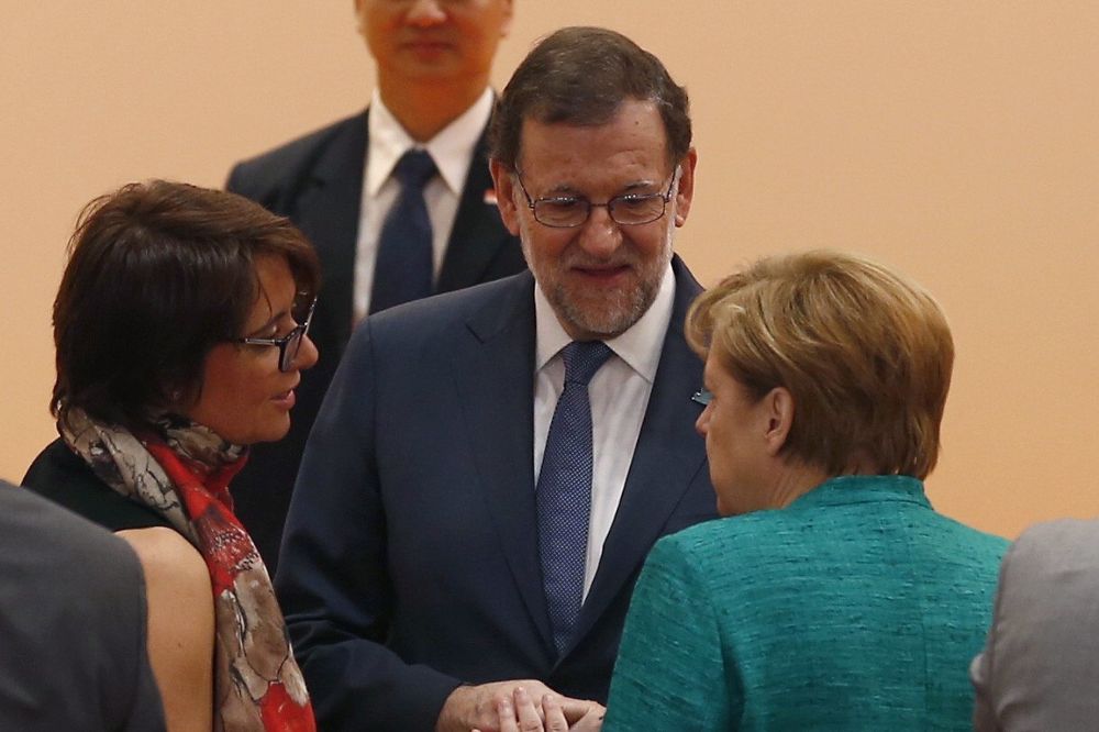 Fotografía facilitada por Presidencia de Gobierno, del presidente del Ejecutivo español, Mariano Rajoy (c), conversa con la canciller alemana, Angela Merkel (d), al inicio de la segunda y última jornada de la cumbre del G20.
