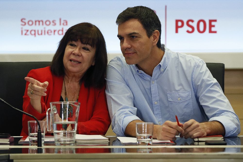 El secretario general del PSOE, Pedro Sánchez (c), conversa con la presidenta del partido, Cristina Narbona.