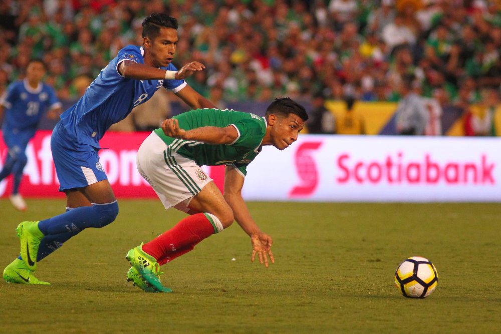 Angel Sepulveda (d) de México disputa el balón con Denis Pineda (i) de El Salvador.