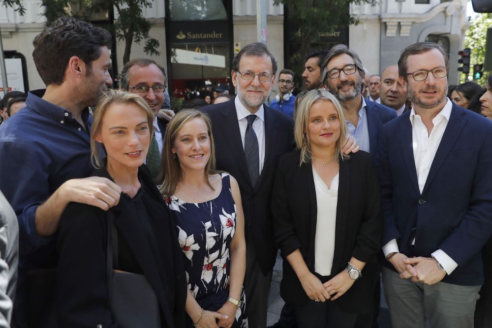 El presidente del Gobierno y del PP, Mariano Rajoy (c), junto a Marimar Blanco (3d), el secretario general del PP en Euskadi, Iñaki Oyarzaba (2d), el vicesecretario general del partido, Javier Maroto (d), y el parlamentario vasco Borja Sémper (i) entre otros, durante el homenaje.