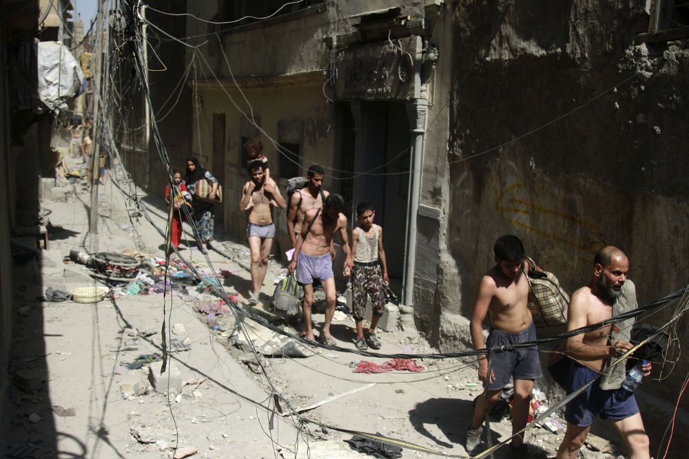 Un grupo de civiles huye en ropa interior del casco antiguo de Mosul.