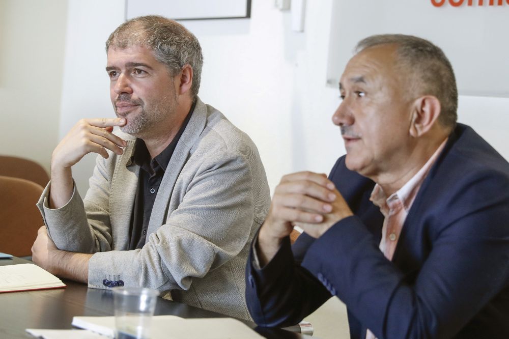 El secretario general de CCOO, Unai Sordo (i) y su homólogo en la UGT, Pepe Álvarez durante la reunión mantenida en Madrid, después del 11 Congreso Federal de CCOO.