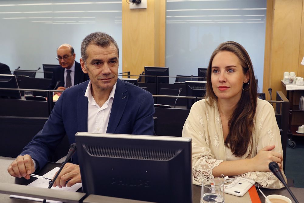 La diputada de Ciudadanos Melisa Rodríguez, juto al portavoz en la Comisión de Investigación sobre la presunta financiación ilegal del PP, Toni Cantó. 