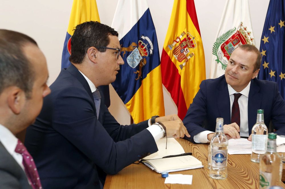 El alcalde de Las Palmas de Gran Canaria, Augusto Hidalgo (d), y el vicepresidente del Gobierno de Canarias, Pablo Rodríguez (2i), durante la reunión mantenida hoy en Las Palmas.