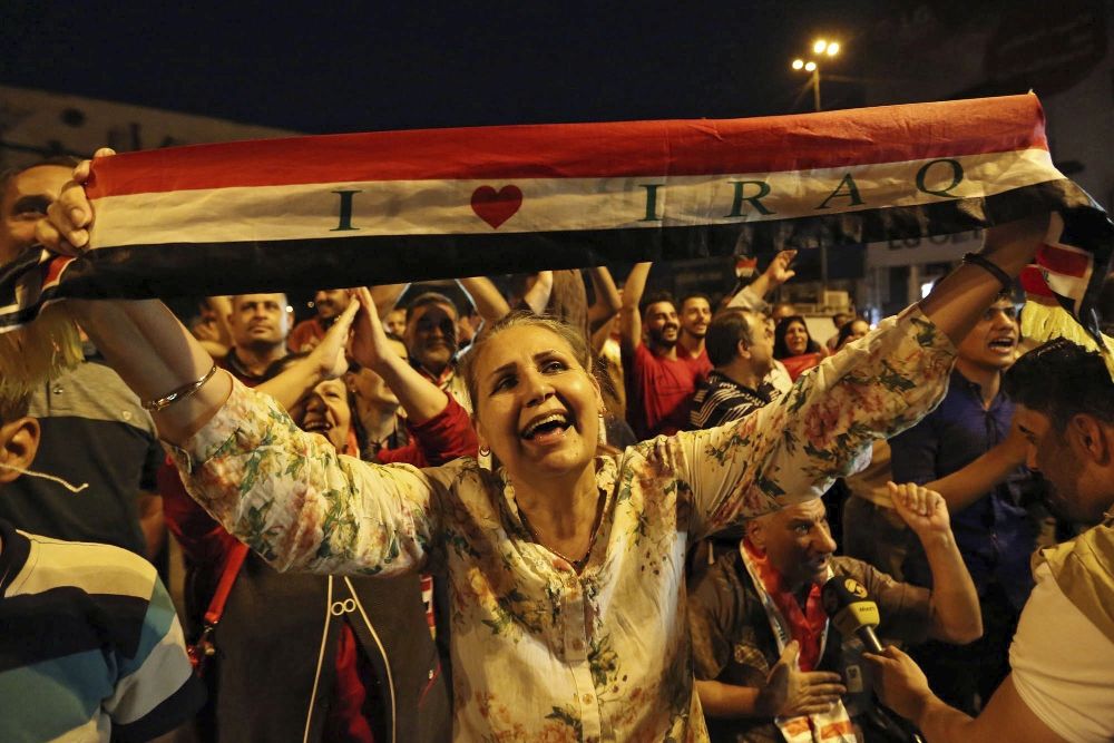 Los iraquíes celebran en la plaza Tahrir de Bagdad la liberación de la ciudad de Mosul.