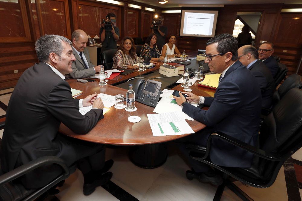 El presidente del Gobierno de Canarias de Presidencia, Fernando Clavijo (i), y el vicepresidente, Pablo Rodríguez (d), durante la reunión del Consejo de Gobierno, celebrada hoy en Las Palmas de Gran Canaria.