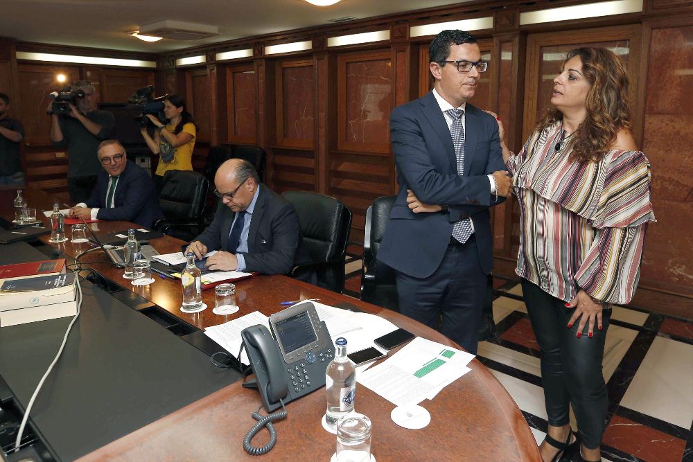 La consejera Cristina Valido charla con el vicepresidente del Gobierno de Canarias, Pablo Rodríguez, antes del Consejo.