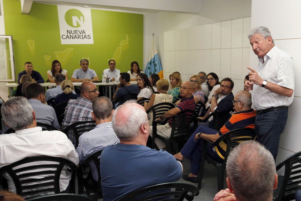 El diputado de Nueva Canarias, Pedro Quevedo (d), durante la reunión de la ejecutiva nacional de su partido celebrada hoy.