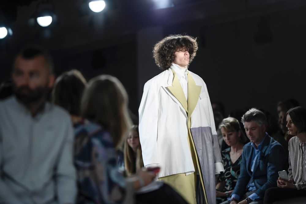 Un modelo presenta una creación de la diseñadora Lara Krude durante el desfile "Diseñador del Mañana" dentro de la Semana de la Moda de Berlín.