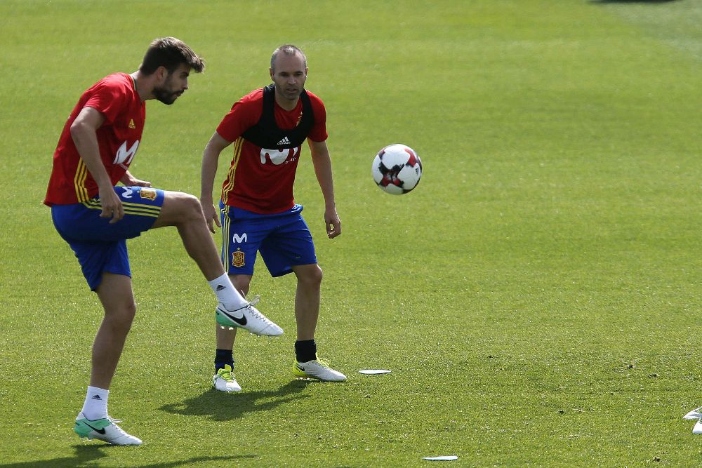 Los jugadores de la selección española Andrés Iniesta y Gerard Piqué (i).